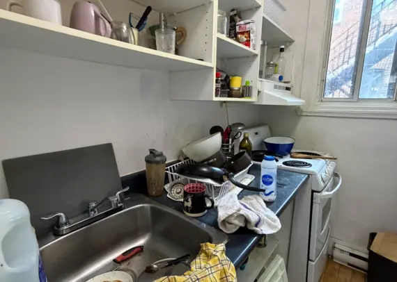 Les biens abandonnés et le nettoyage non effectué sont souvent assumés, en pratique, par la personne qui arrive après.