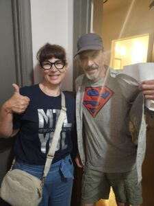 Remise d'un pass VIP à un locataire pour le Comiccon de Montréal 2026